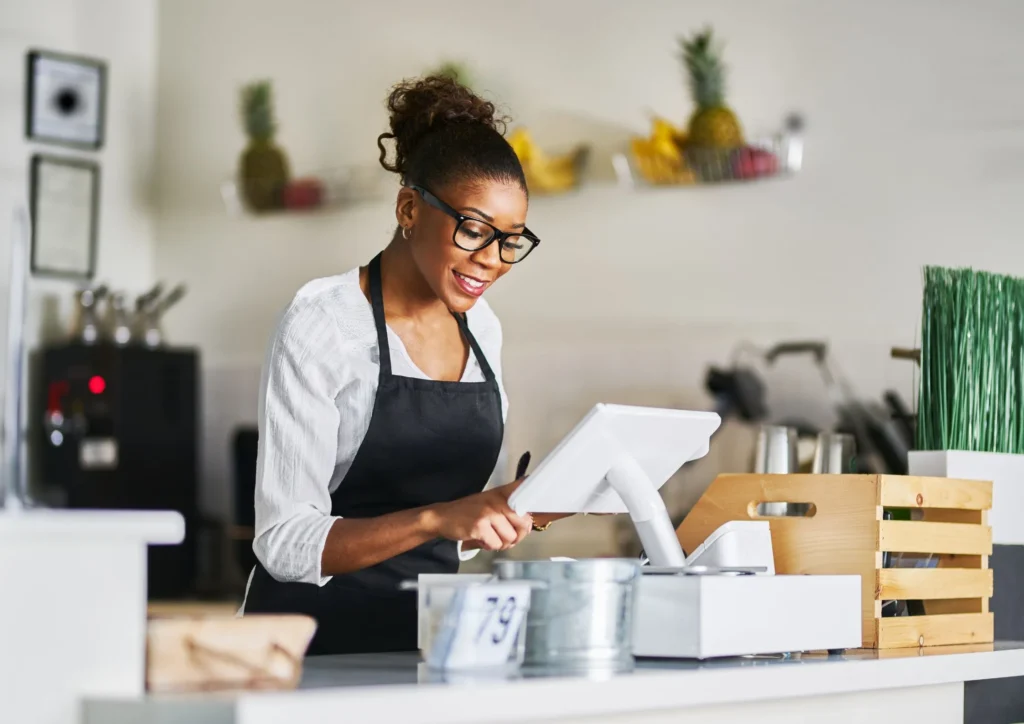 Image of restaurant employee using a clover POS system